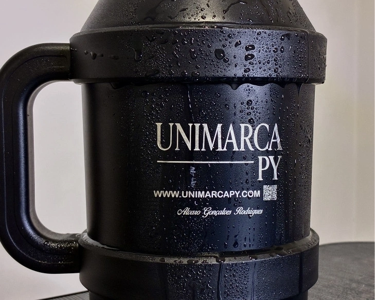 Logo de empresa grabado con láser en vaso térmico